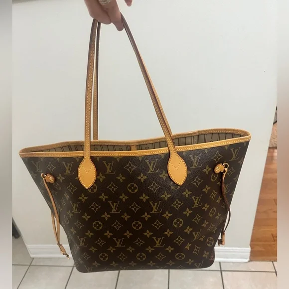 ❌SOLD❌AUTHENTIC Louis Vuitton Monogram Canvas with Gold Hardware - Picture 1 of 16